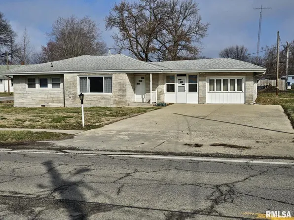408 W Robinson St, Wayne City, IL 62895