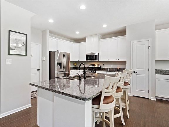 5th image of 8056 Hinsdale Ln