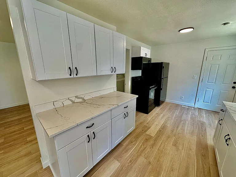 2022 W Dean Ave — Photo 11