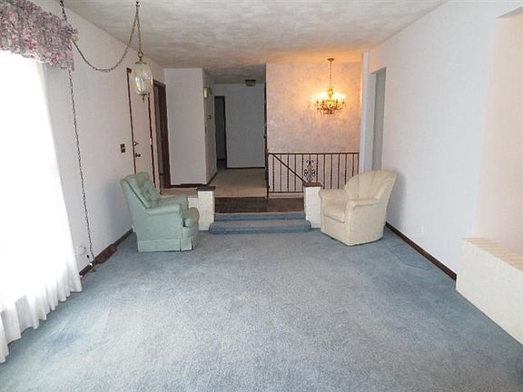 3rd image of 517 Sanders Dr
