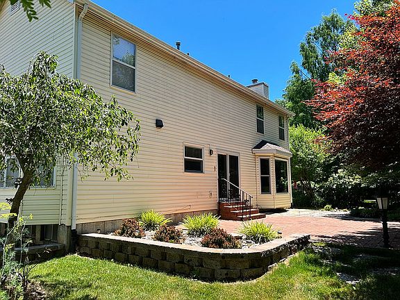 5th image of 455 Autumn Peak Dr
