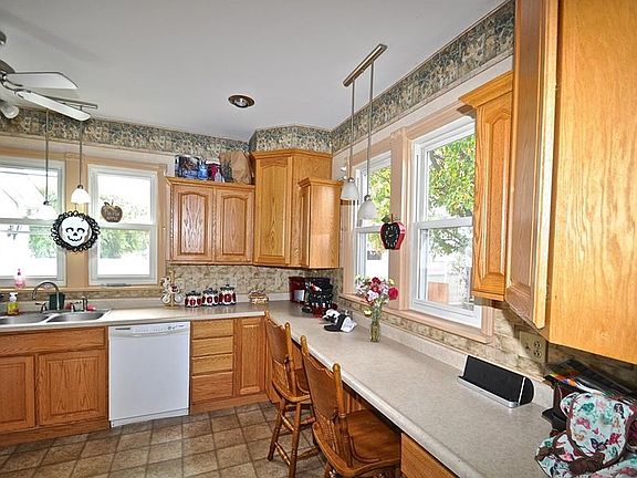 5th image of 303 Armstrong St
