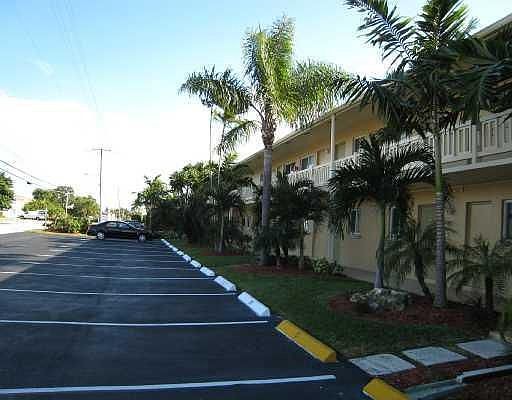1st image of 912 Pine Dr APT 205