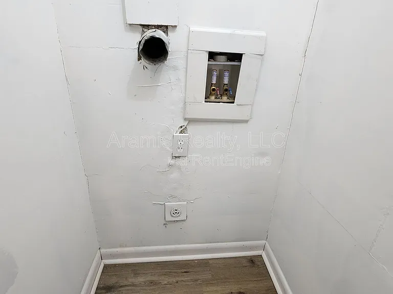 248 Rosser St SW — Photo 10