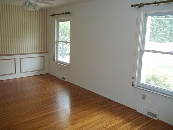 2nd image of 1528 Conneaut Ave