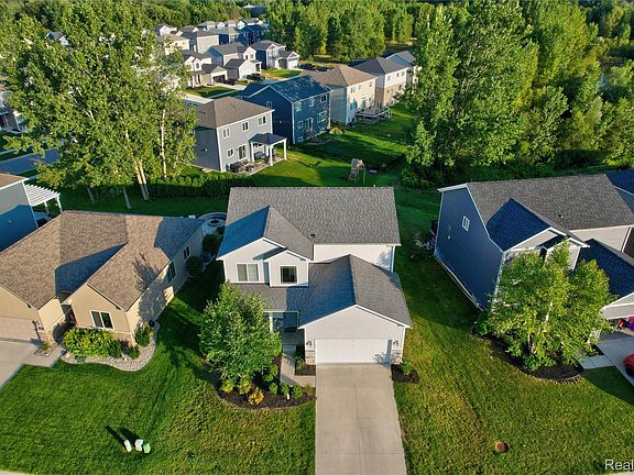 2nd image of 320 Hidden Riv E