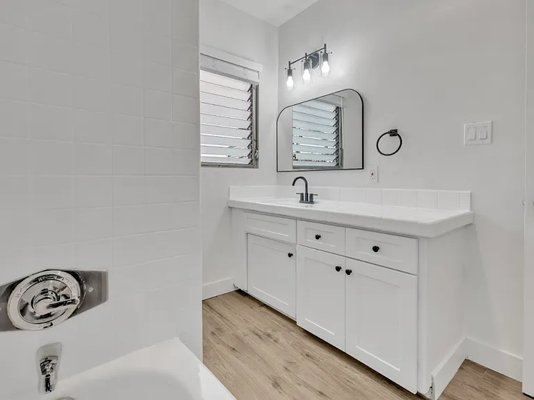 1055 Loma Ave — Photo 20