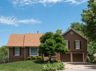 905 NW Woodview Cir, Blue Springs, MO 64015