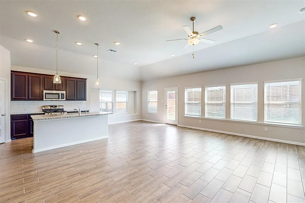4 bed, 2461 sqft, $2,590 — Photo 2