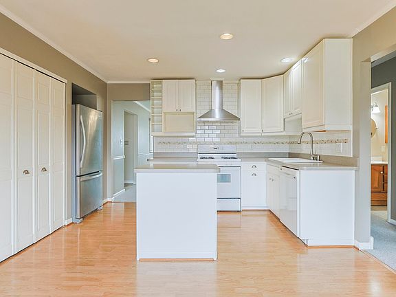 5th image of 23555 Holly Dr