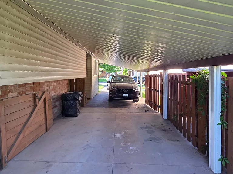 287 Portsmouth Cres E — Photo 2