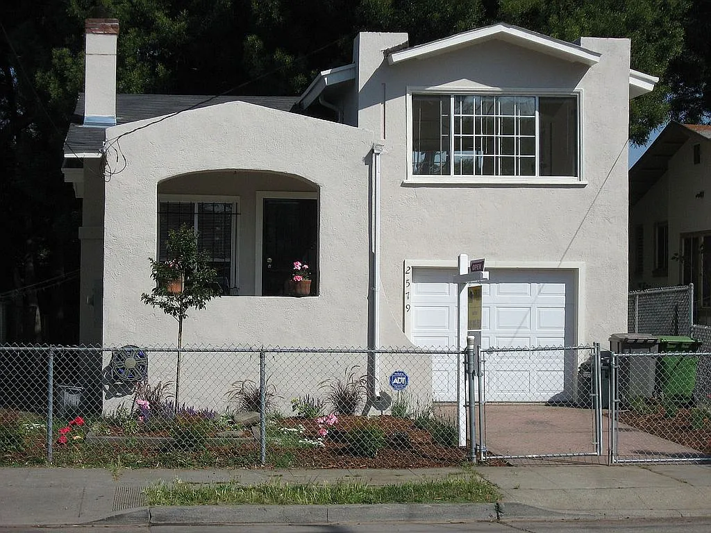 2579 35th Ave photo 1