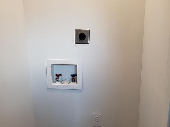 5th image of 385 Alberts Ln #387