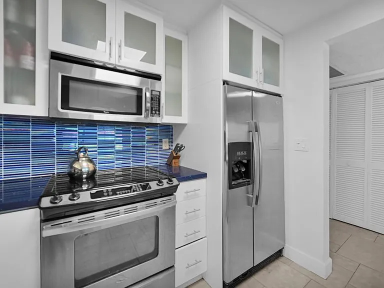 2301 Collins Ave #1015 — Photo 19
