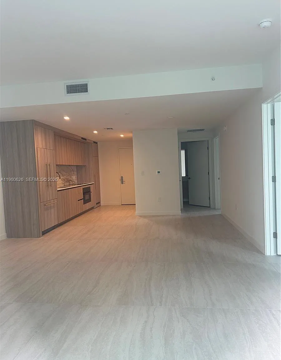 2 bed, 2.0 bath, 1041 sqft, $5,950 — Photo 1