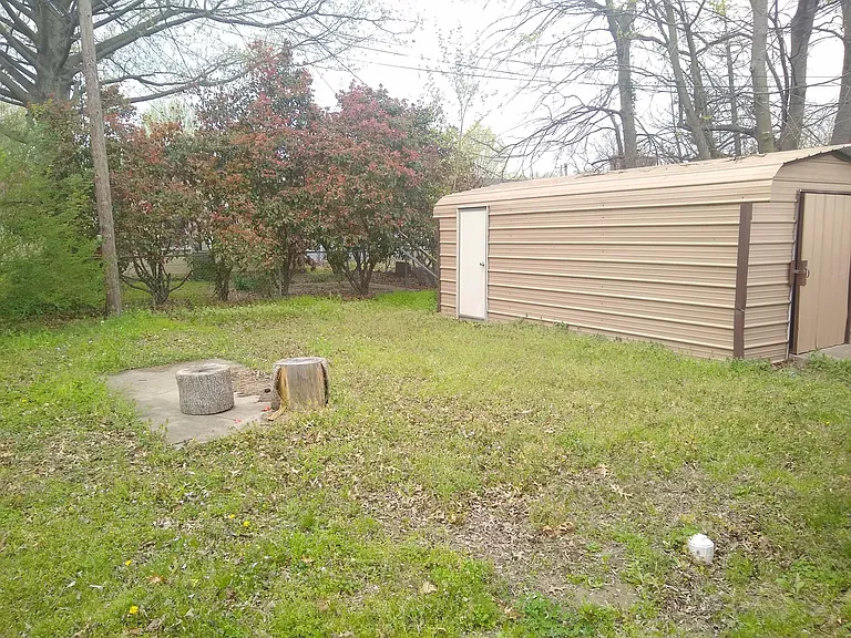 1009 Illinois St — Photo 4
