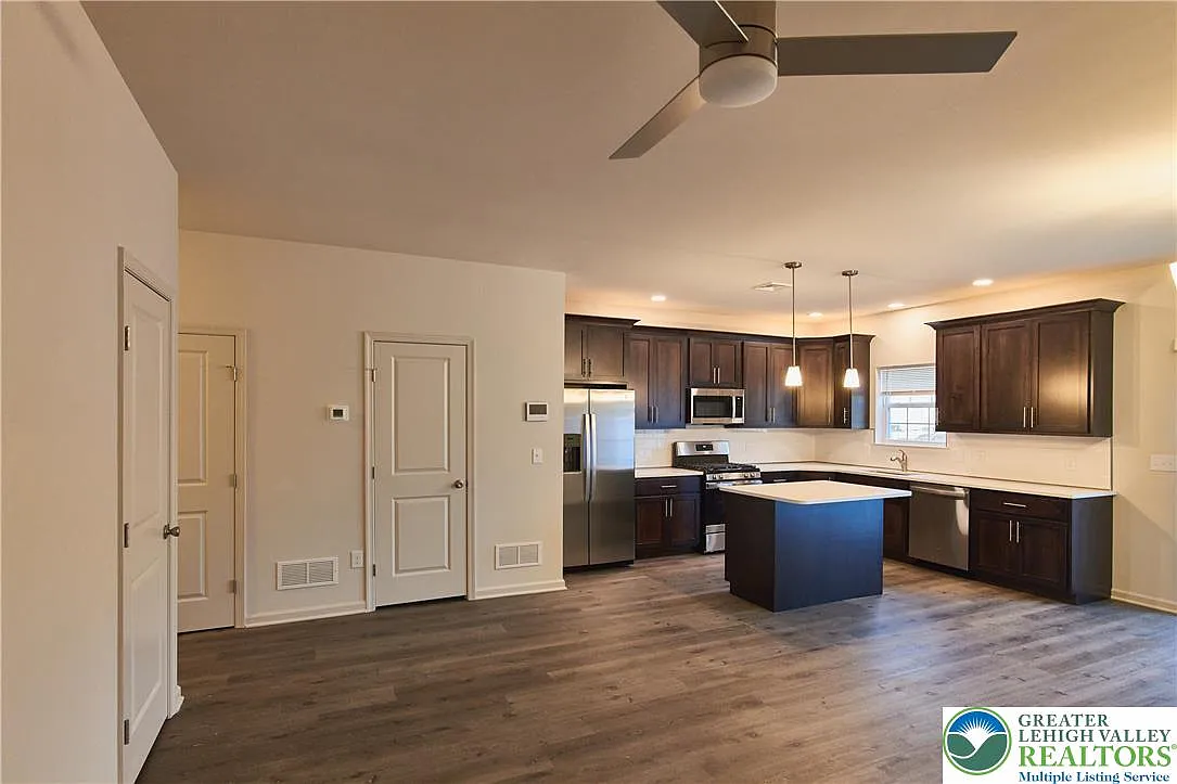 3 bed, 2.5 bath, 1962 sqft, $2,850 — Photo 3