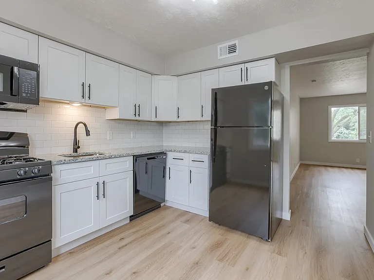 4715 Davenport St #7 — Photo 1