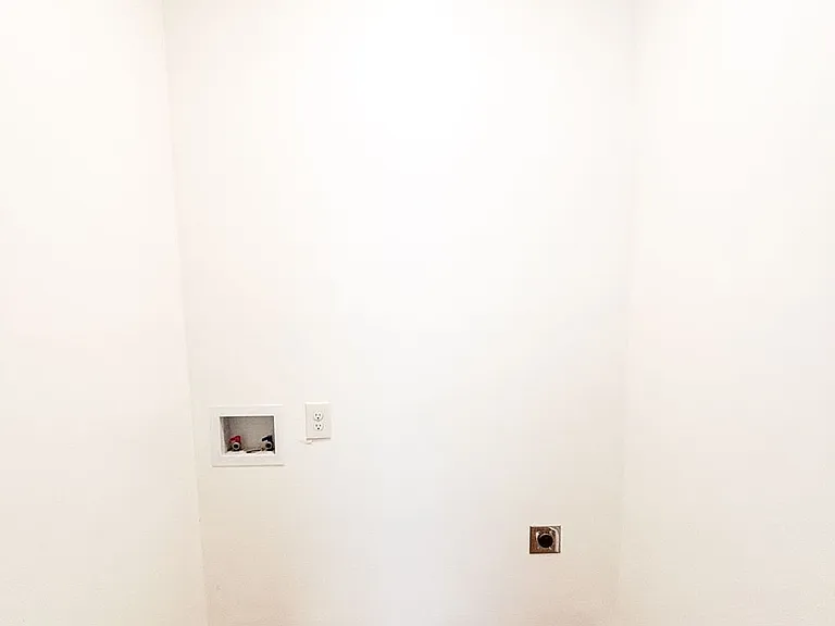 512 W Maple St — Photo 10