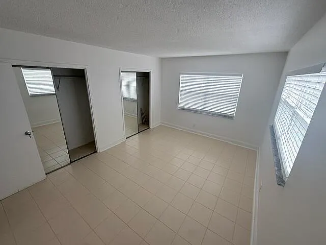 2555 NE 11th St #402 — Photo 14