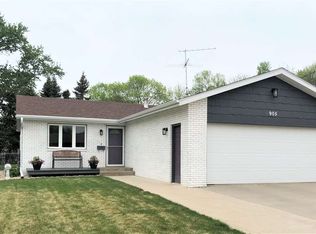 905 Maple St, Yankton, SD 57078