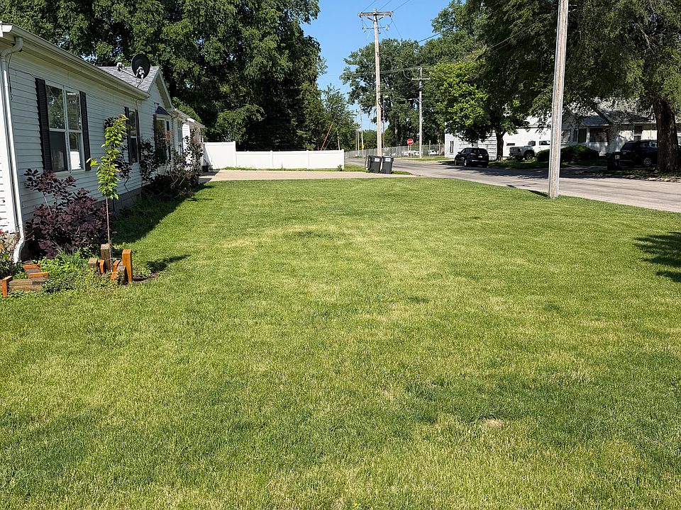 1st image of 902 D Ave W
