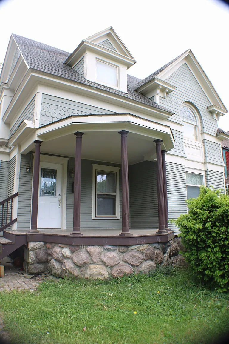 72 E South St photo 1