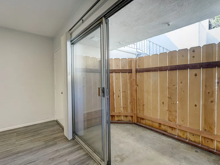 3537 Clarington Ave — Photo 29