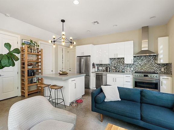 2nd image of 902 Calle Limon #B