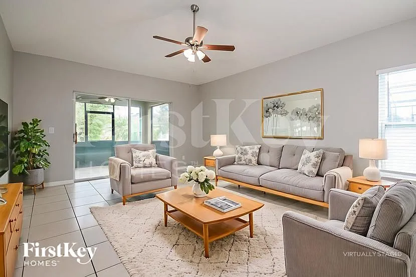4 bed, 2.0 bath, 1972 sqft, $2,415 — Photo 3