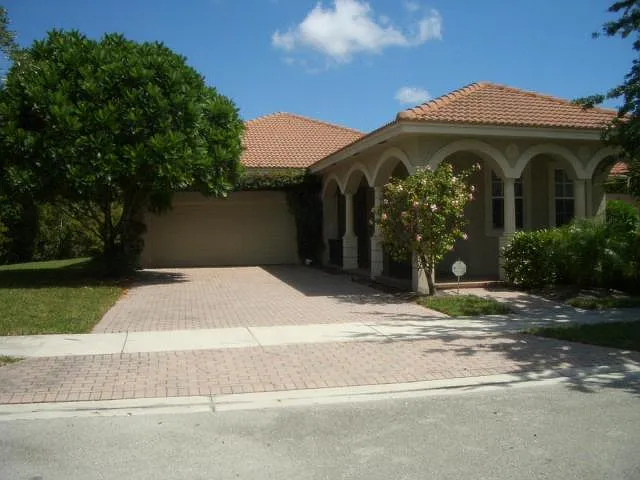 3 bed, 2.0 bath, 2185 sqft, $5,900 — Photo 1