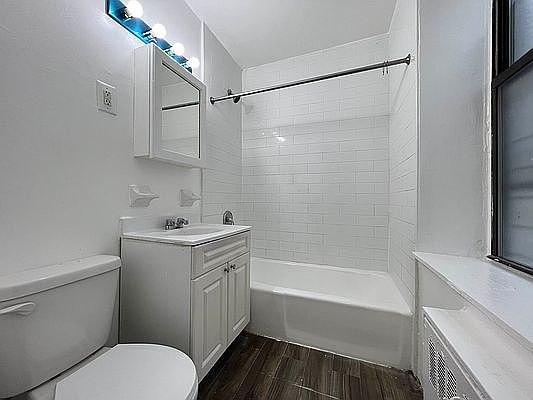 2nd image of 926 Bronx Park S APT 5A