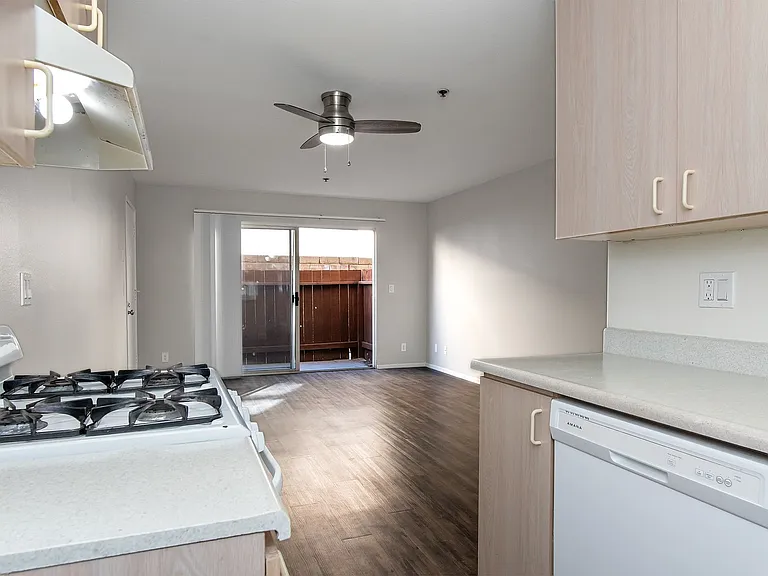 6438 Vineland Ave — Photo 8