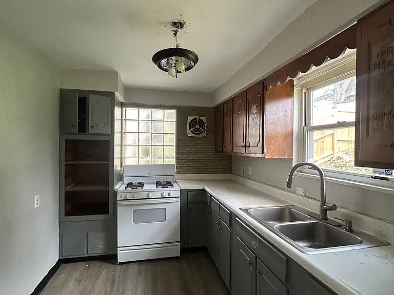 3323 Edward St — Photo 13