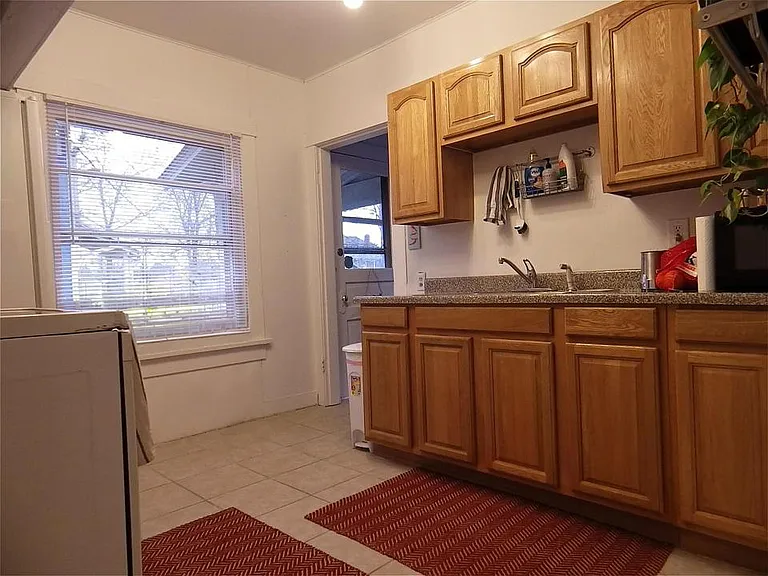 2320 Summit St — Photo 8