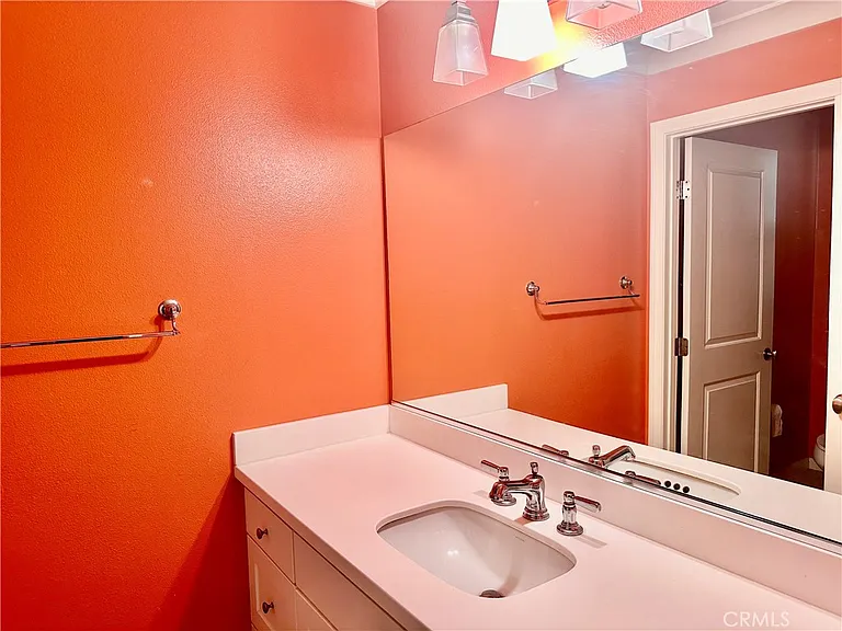 102 Chestnut Grv — Photo 9