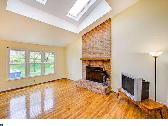 3rd image of 45 Beech Hill Dr