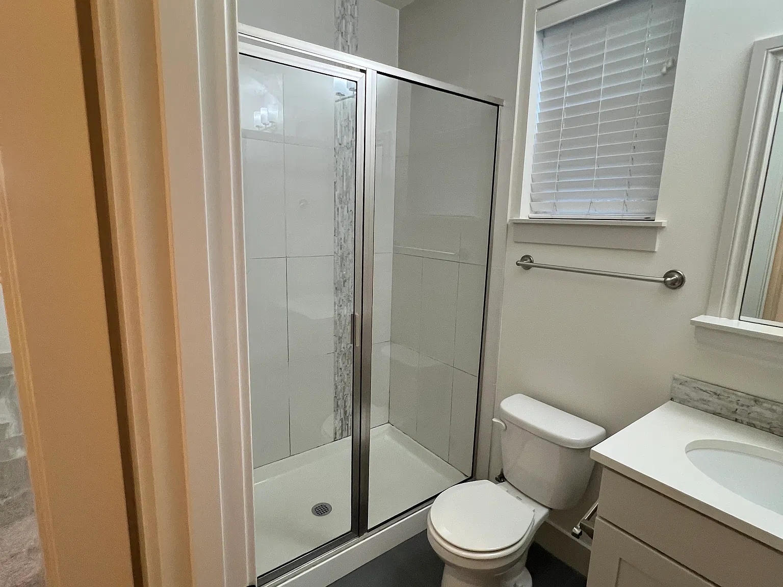 6 bed, 3404 sqft, $5,397 — Photo 3
