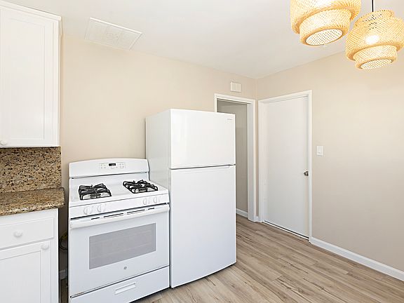 5th image of 220 Daisy Ave