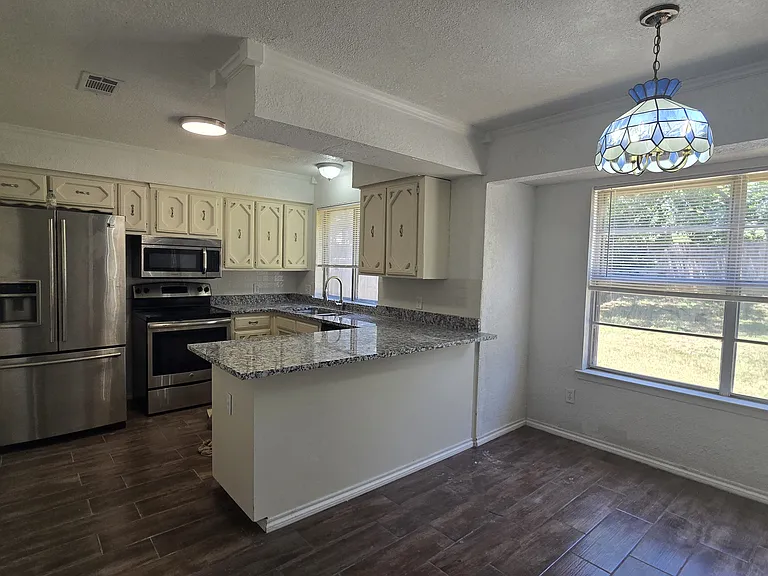 902 Rockwall Dr — Photo 3