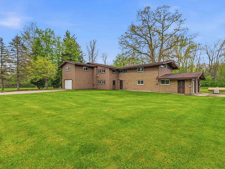 1392 Maple Grove Rd — Photo 5