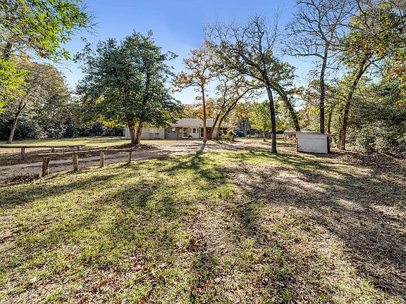 3rd image of 6 W Trail Ln