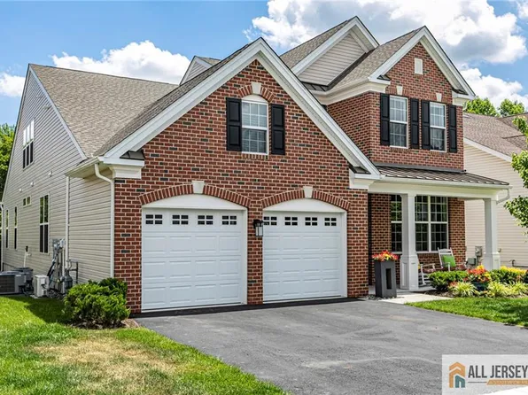 40 Inverness Dr, Kendall Park, NJ 08824