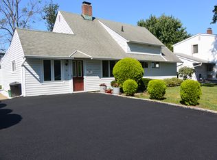 10 Rural Ln, Levittown, NY 11756