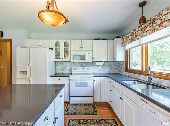 3rd image of 24346 Broadview St