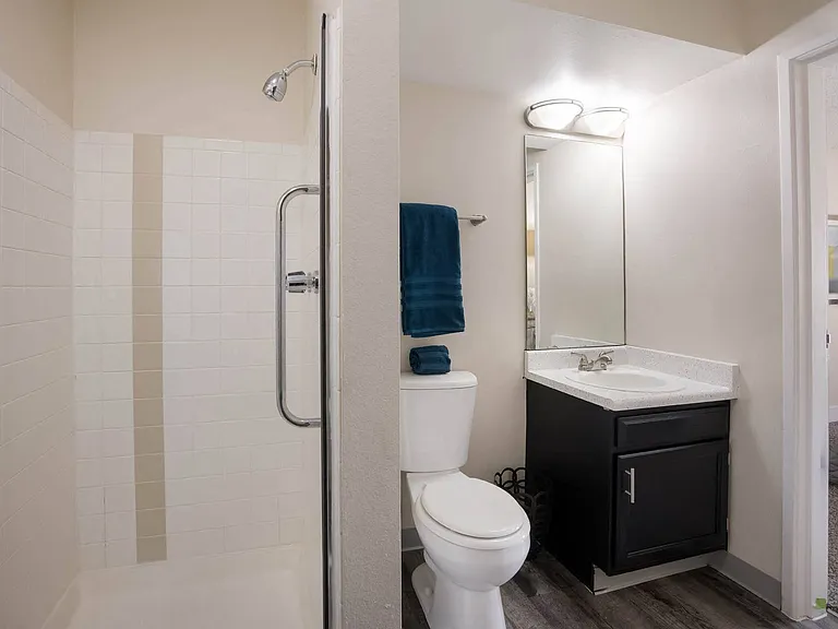 Woodland Hills Apartments — Photo 14