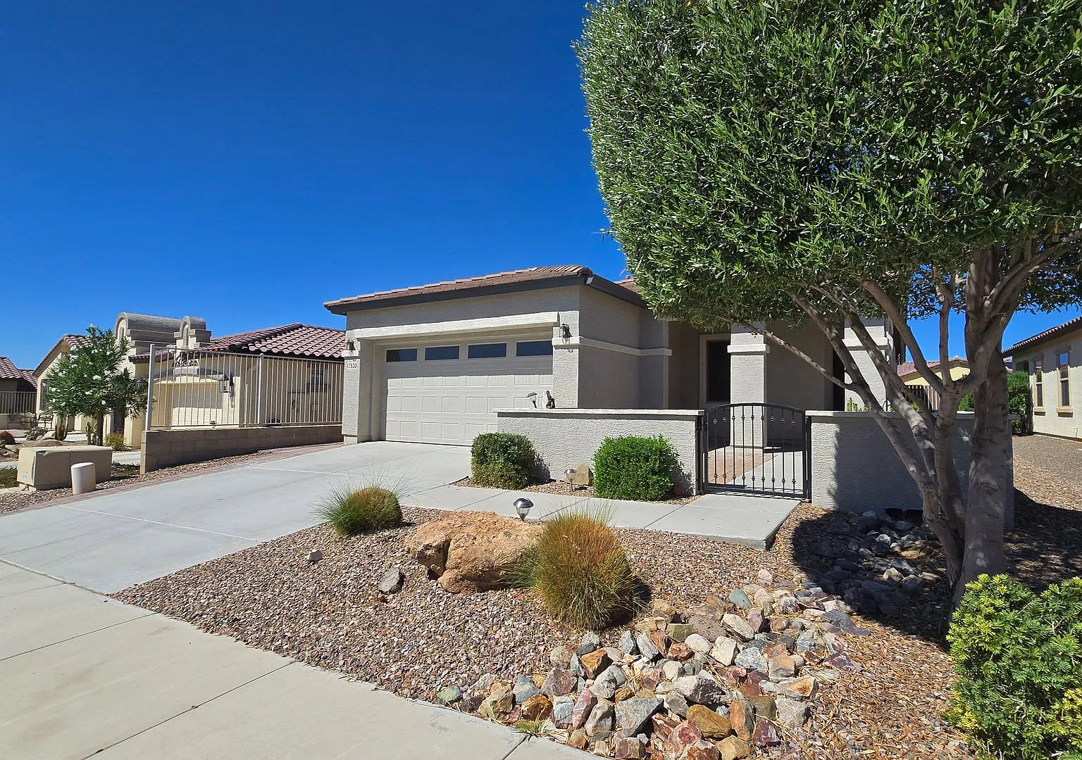 Wonderful 55+Home In Guarded Community Of Canta Mia In Estrella Mountain Ranch Solar Included! — Photo 2