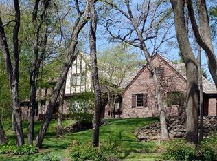 W306N2619 Ravine Ct, Pewaukee, WI 53072