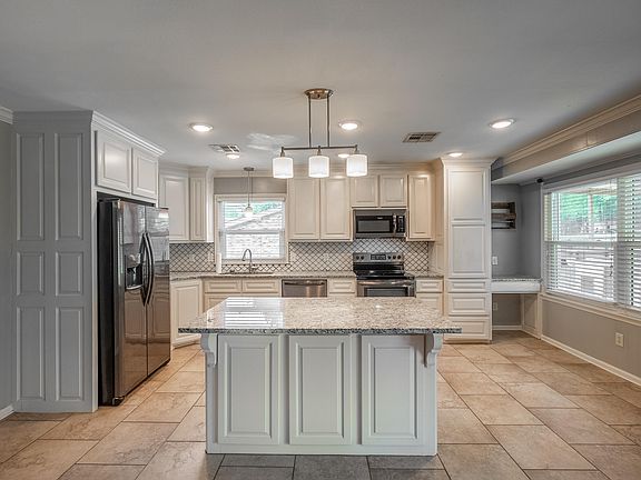 5th image of 106 Clearwater Cir