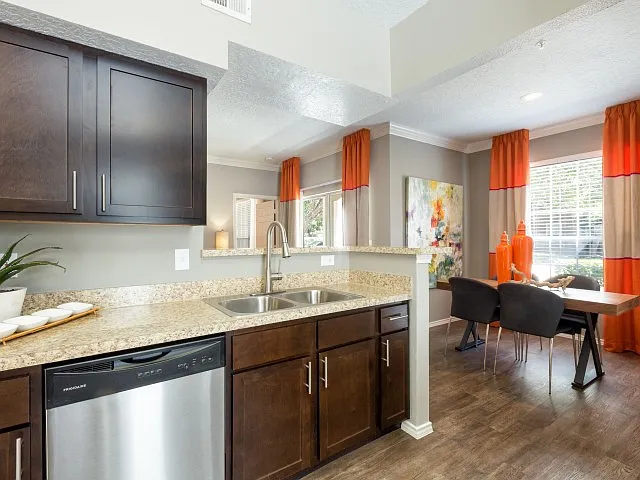 Kitchen & Dining
